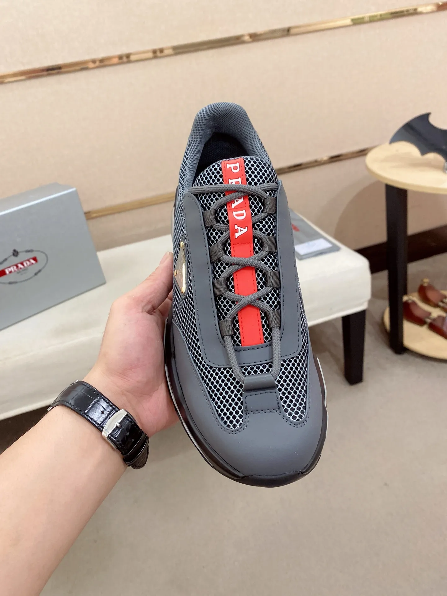 Factory price 660💰 ✔️✔️✔️High version High-quality new PRADA (Prada) counters are on the market at the same time, new men's shoes, 😘fabrics imported first-layer cowhide and mesh fabrics, purely handmade. Lining: Full cowhide lining. 👍🏿 High-end ☄️ air-cushion molded anti-slip rubber outsole, exquisite lines, simple and elegant, comfortable and high-end for leisure travel. Code number: 38 to 45